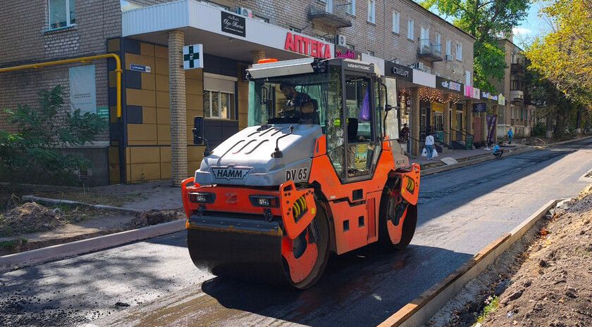 Строители из Тюменской области благоустраивают сквер и дорогу в Молодогвардейске
