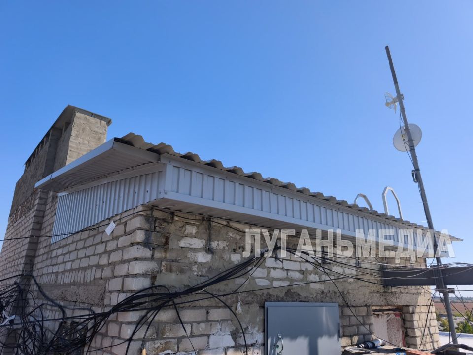 В Краснодоне проходит капитальный ремонт кровли дома