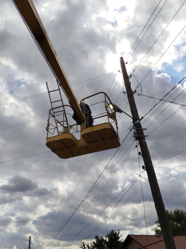 Владимир Чернев: Работники МБУ Центр "Благоустройство" продолжают работу по восстановлению уличного освещения в Старобельском муниципальном округе