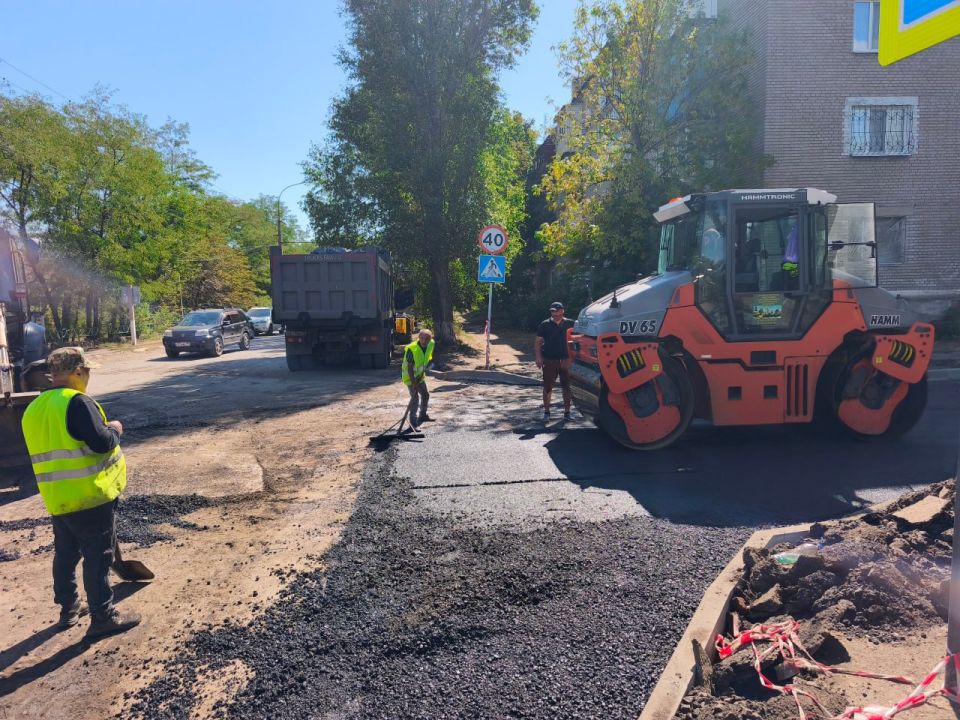 Строители из Тюменской области капитально ремонтируют дорогу и сквер по улице Ленина в Молодогвардейске, сообщил глава Краснодонского округа Сергей Кознеко
