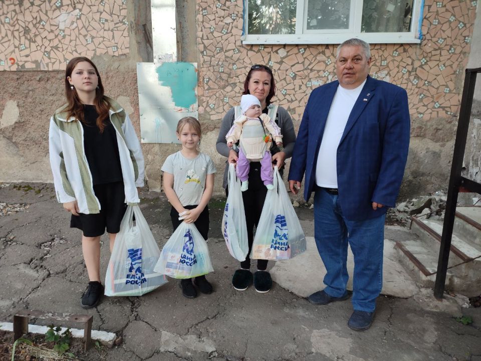 «Собери ребенка в школу»: Игорь Шахов вручил детям из многодетной семьи наборы канцелярии к школе