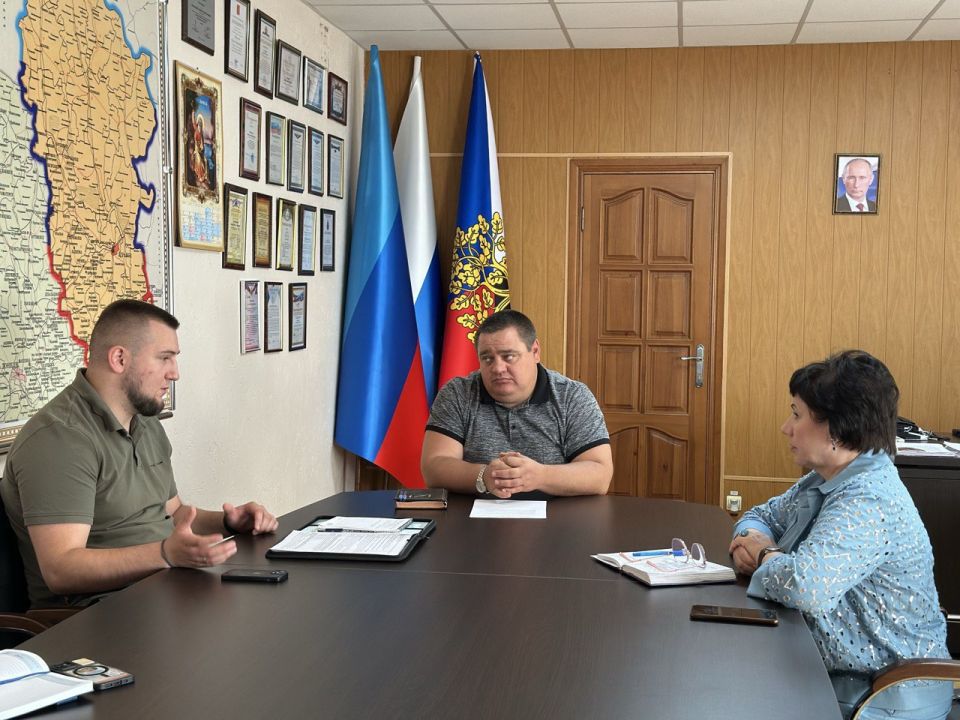 Сегодня в Администрации городского округа город Ровеньки состоялось рабочее совещание Министра молодежной политики Луганской Народной Республики Михаила Голубовича и Главы городского округа город Ровеньки Андрея Рубанцова