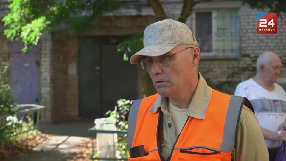 Курганские строители капитально ремонтируют скатную кровлю многоэтажки на улице Кошевого в Молодогвардейске