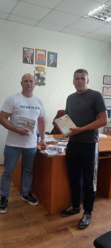 ЗАБОТА О БУДУЩЕМ. Депутат Совета округа от фракции ЛДПР Сергей Иващенко, при поддержке волонтёрского движения «Своих не бросаем. Данков» (Липецкая область), передал школьникам канцелярию для многодетных семей, а педагогам —...