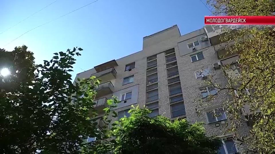 Курганские специалисты ведут работы по капитальному ремонту скатной кровли многоквартирного жилого дома в Молодогвардейске на Кошевого 1/2/