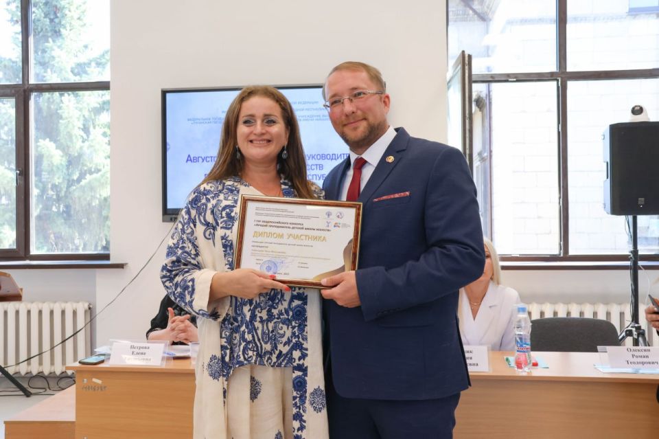 Сегодня в рамках августовской конференции руководителей детских школ искусств Луганской Народной Республики наградил победителей и участников региональных этапов всероссийских конкурсов «Лучший преподаватель детской школы...