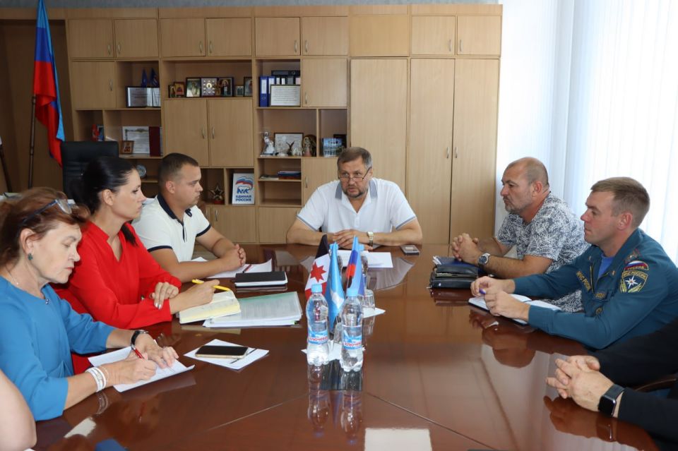 В Лутугино, в преддверии начала учебного года, обсудили вопрос безопасности учебных заведений