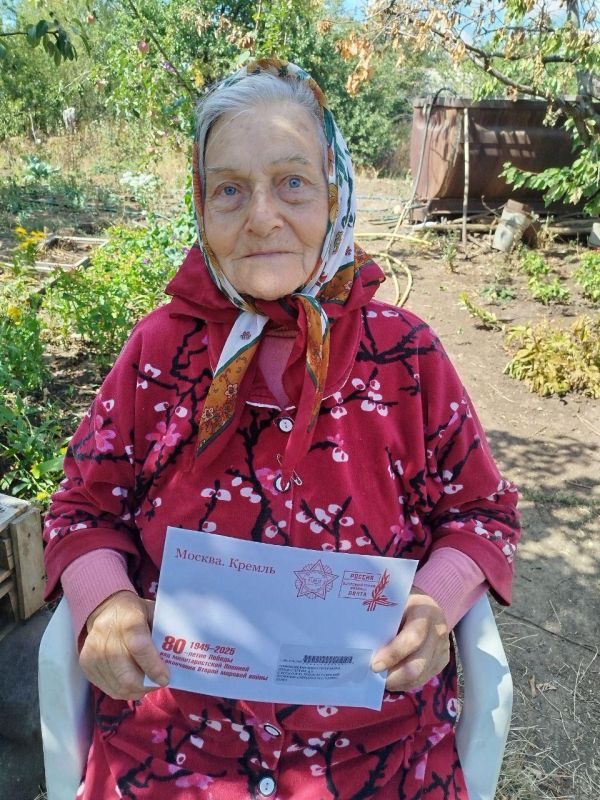 В Лутугинском муниципальном округе вручили персональные письма от Президента Российской Федерации