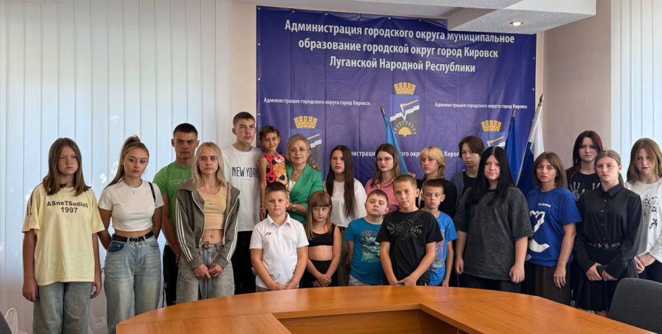 Виктория Сергеева: В рамках акции «Собери ребенка в школу», проводимой партией «Единая Россия», продолжается активная поддержка школьников Кировского городского округа путем сбора необходимых канцелярских принадлежностей