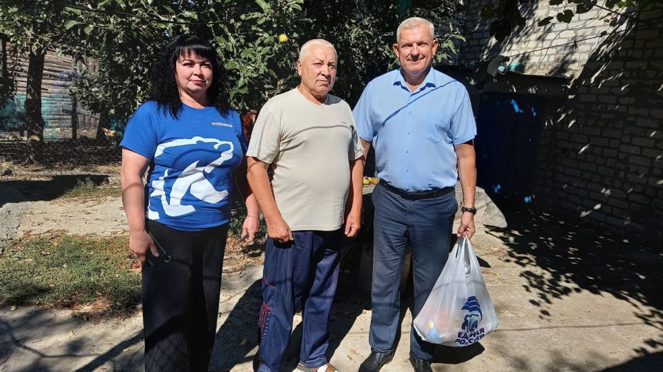 Владимир Шавлай: В преддверии праздника Дня шахтера поздравил с профессиональным праздником заслуженных шахтеров, награжденных почетными знаками отличия «Шахтерская слава III и IV степеней» Ивана Васильчикова и Олега Коцана