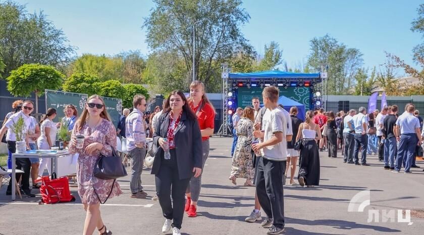 Более 200 молодых специалистов и активистов собрал республиканский форум работающей молодежи в луганском Доме молодежи