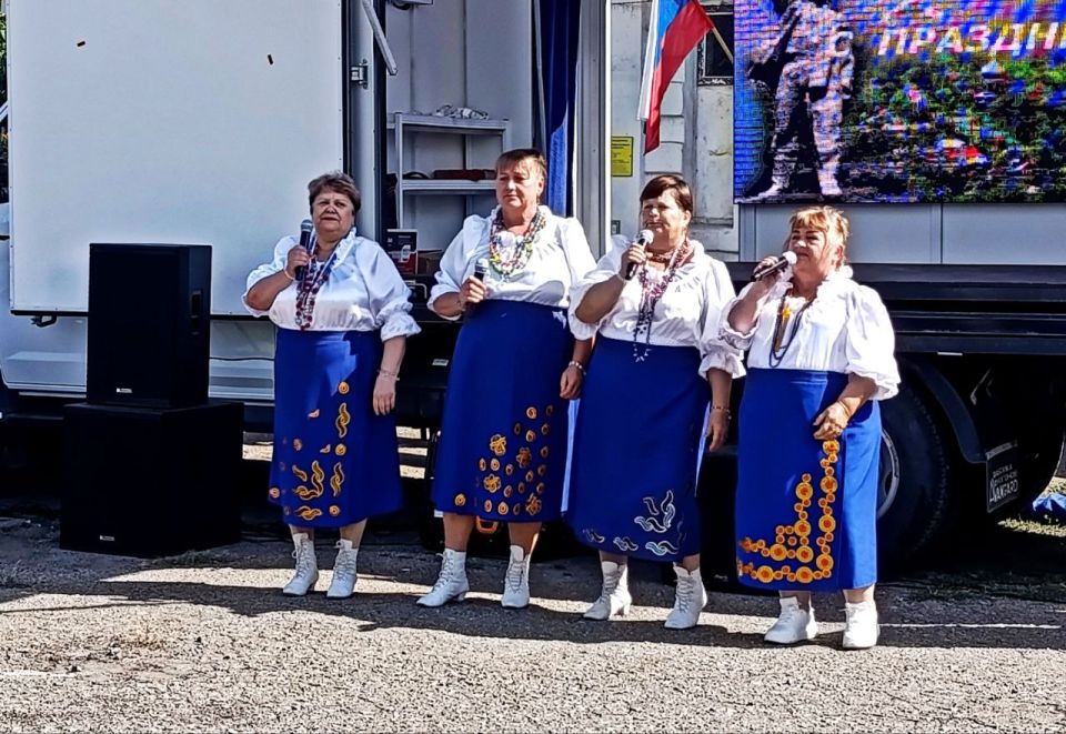 В поселке Голубовское состоялся праздничный концерт «Льется песня над Луганью…», посвященный Дню шахтера и Дню города