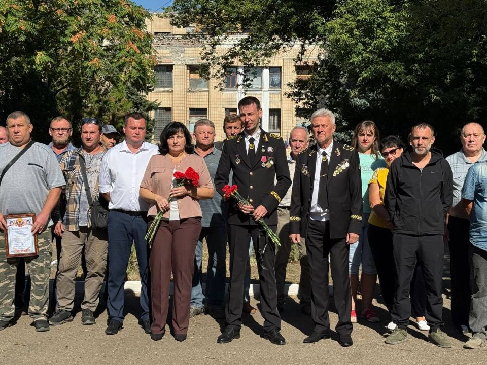 В преддверии Дня шахтера в Лутугинском муниципальном округе возложили цветы к памятным местам погибших шахтеров