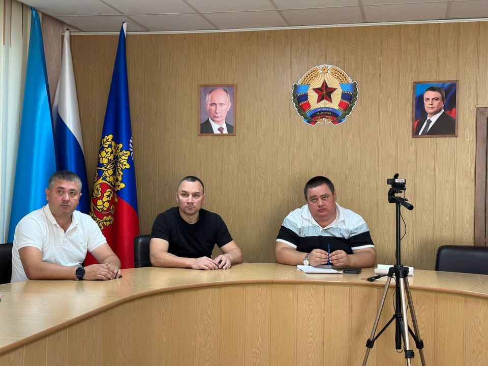 Андрей Рубанцов: Сегодня рабочий день начал с участия в совещании в формате ВКС, проводимом замминистра строительства и ЖКХ Российской Федерации Валерием Леоновым