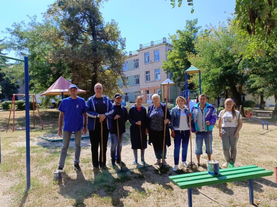 Лисичанские единороссы приняли участие в акции "Яркое детство"