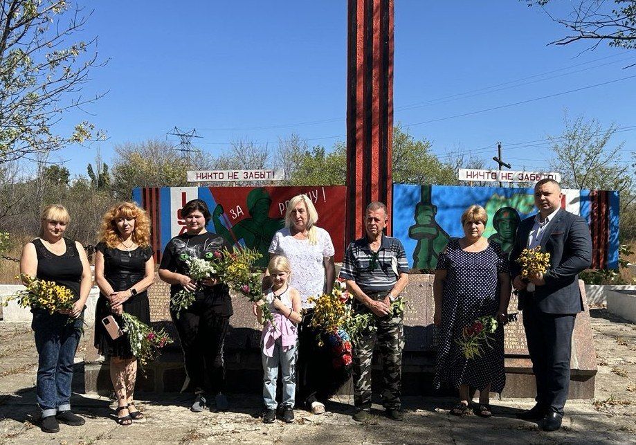 В преддверии Дня шахтера сотрудники отдела жизнеобеспечения г. Вахрушево и работники клуба г. Вахрушево-2 собрались у памятников шахтерам, ушедшим на фронт в годы Великой Отечественной войны, чтобы отдать дань уважения их...