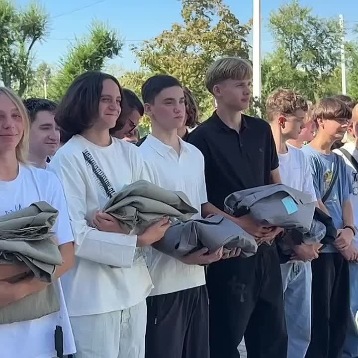 Ученикам Северодонецкой школы №17 подарили пиджаки от благотворительного фонда «Троя», «Сердца под кольчугой» и Романа Новикова в преддверии нового учебного года