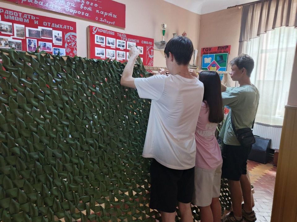 В Брянковской специализированной школе №1 активисты, педагоги и технический персонал на протяжении всех каникул занимались плетением маскировочных сетей для участников специальной военной операции