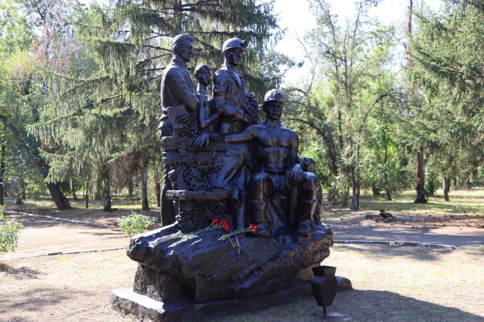 Евгений Бондарь: Накануне Дня шахтера в нашем округе состоялось возложение цветов к памятным местам погибшим горнякам