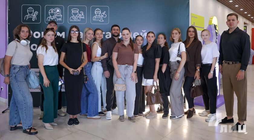 Более 200 активистов собрал форум работающей молодежи в Луганске