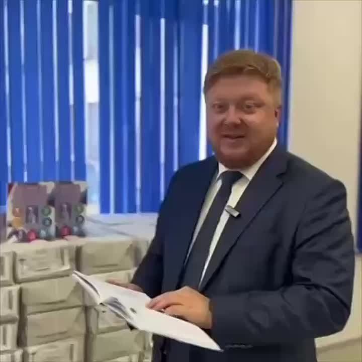 В ЛНР показали новые школьные дневники