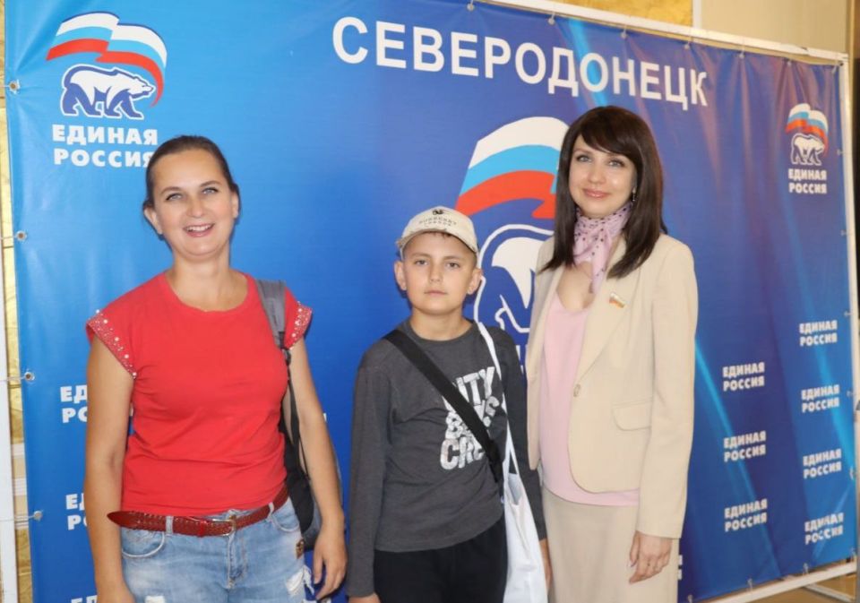 Яна Сылкина: Ещё четыре семьи получили рюкзаки и канцелярские наборы в рамках акции "Собери ребенка в школу", объявленной партией "ЕДИНАЯ РОССИЯ"