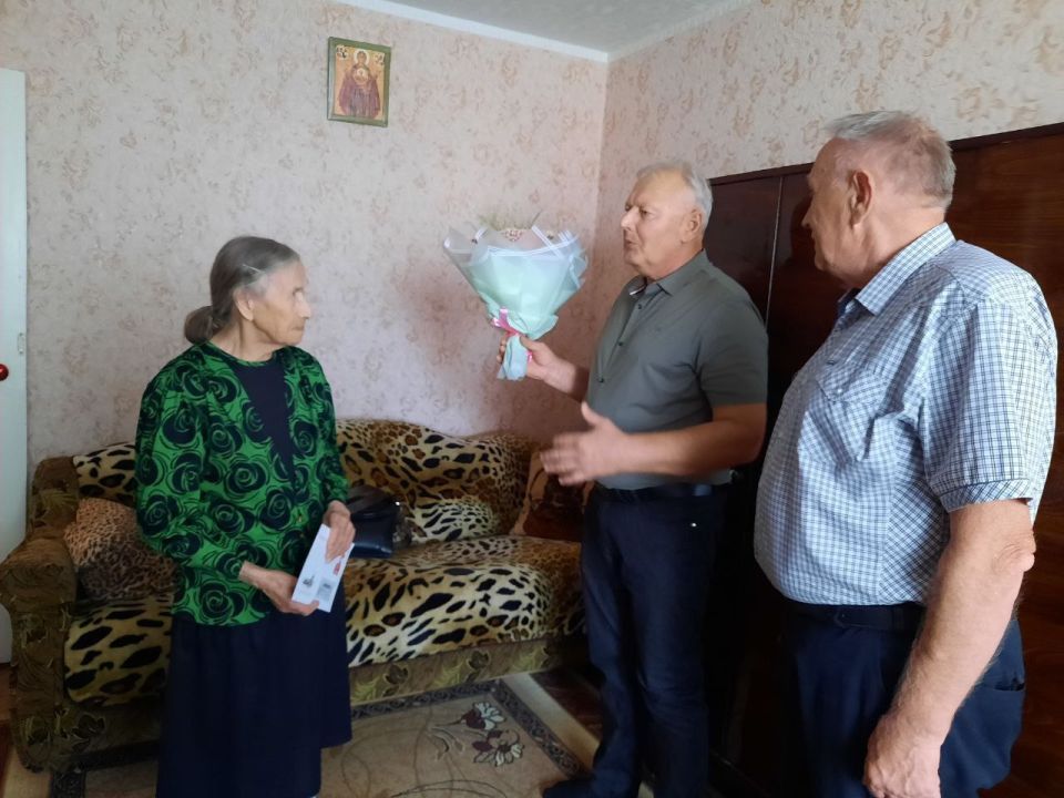 По поручению Президента Российской Федерации Владимира Путина представители Администрации Брянки и Совета городского округа чествовали брянковчанку-долгожительницу