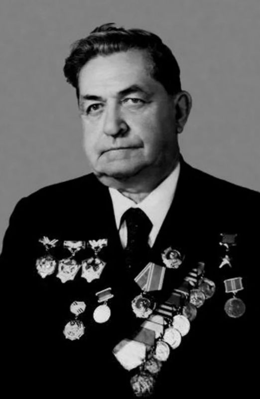 Ровно 90 лет назад забойщик шахты «Центральная-Ирмино» в Донбассе Алексей Стаханов за 5 часов 45 минут своей ночной смены добыл 102 тонны угля вместо положенных 7. Он превысил норму почти в 15 раз — и положил начало...