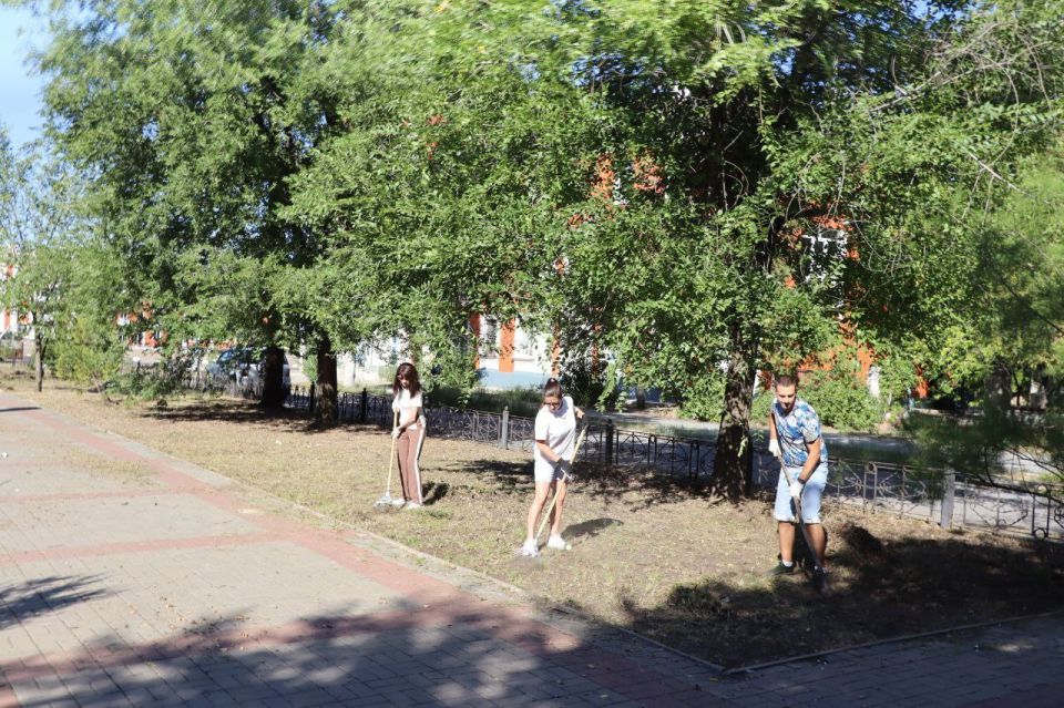 Яна Сылкина: Вместе с коллегами из аппарата Совета городского округа город Северодонецк приняла участие в городском субботнике