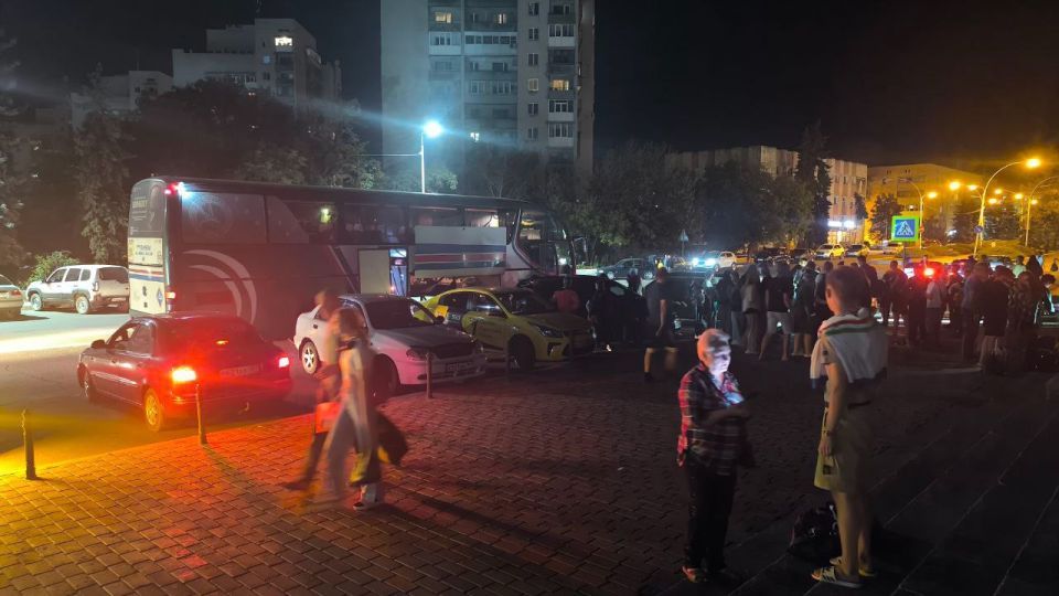 Завершилась 4-я смена в детском оздоровительном лагере «Парус» г. Евпатория. Краснодонские школьники возвращаются домой