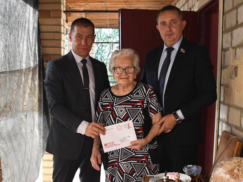 Сергей Колягин: Вместе с депутатом Народного Совета ЛНР Андреем Губаревым поздравили с 260-летием со дня основания города Первомайска двух горожан, которые имеют особые заслуги перед нашим родным краем – почетных граждан...