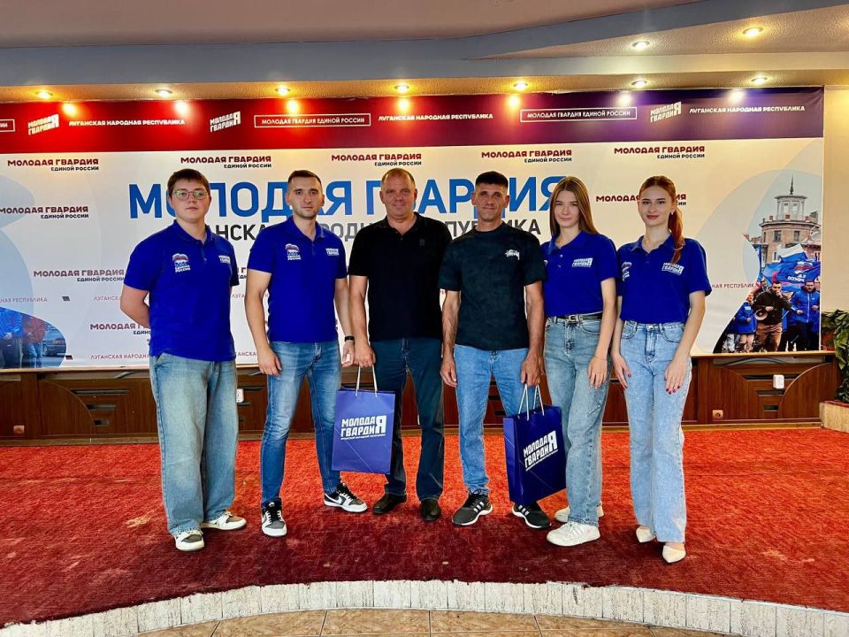 С Днём шахтёра!. Члены регионального штаба Молодой Гвардии Единой России поздравили работников шахт с профессиональным праздником и вручили им подарочные наборы