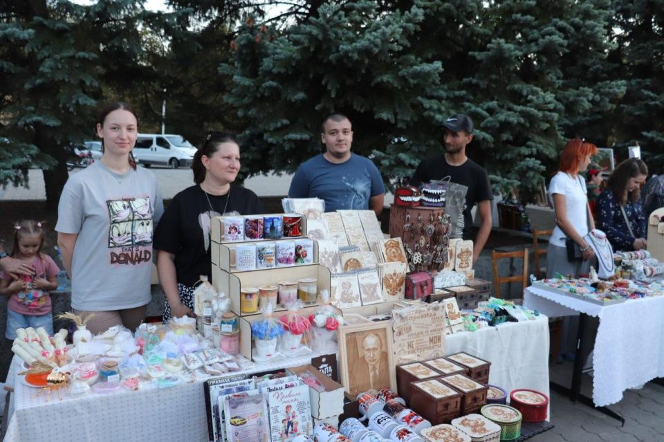 В День города на площади у памятника Алексею Стаханову прошла выставка «Город мастеров»