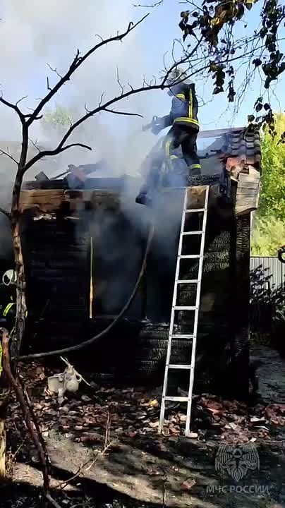 Спасатели МЧС России ликвидировали пожар в частном секторе Рубежного