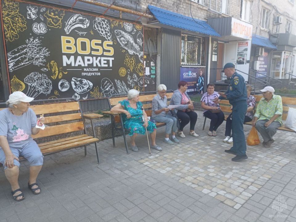 Сотрудники МЧС провели в Рубежном профилактические беседы с жителями о пожарной безопасности перед началом отопительного сезона