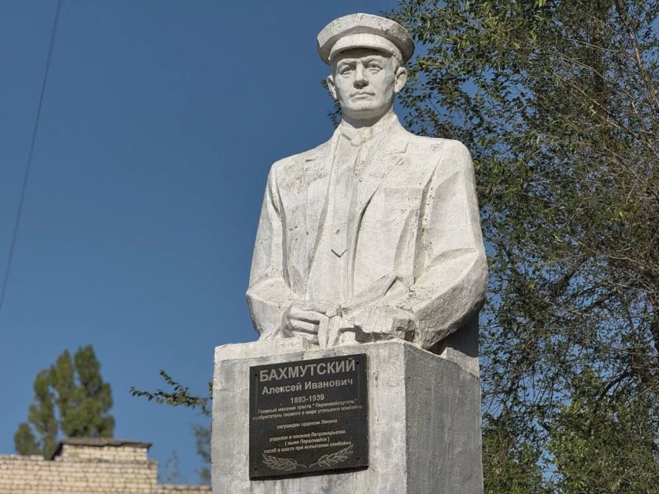 Сергей Колягин: Традиционно последнее воскресенье августа, когда мы празднуем День города и профессиональный праздник - День Шахтера, в Первомайске началось с посещения памятников известных соотечественников, прославивших...