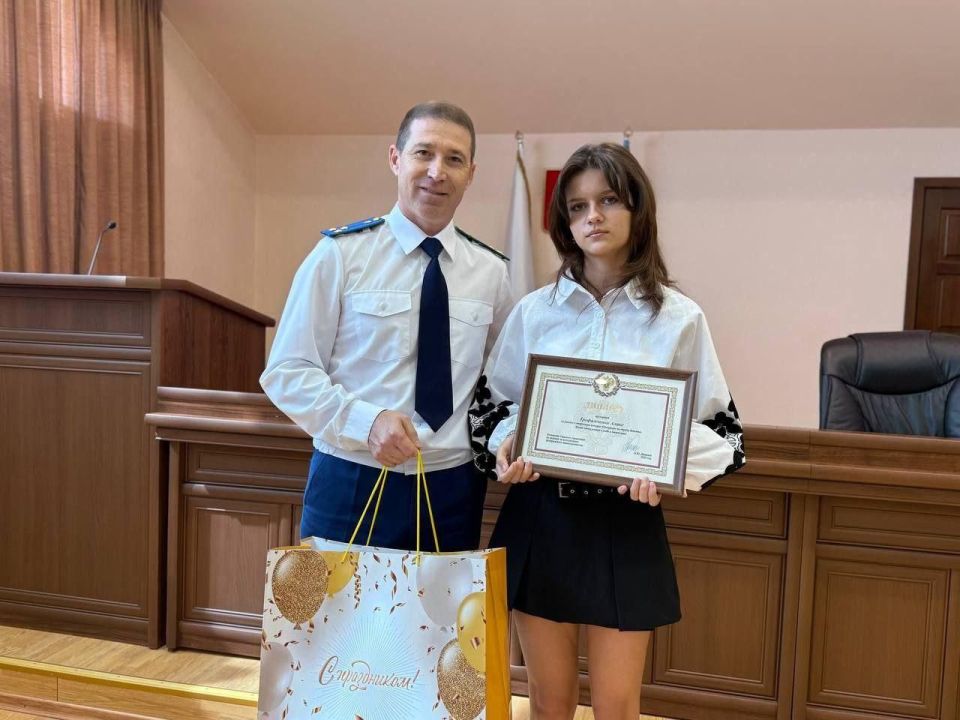 Андрей Рубанцов: Юная ровеньковская худоджница стала победительницей конкурса «Прокуроры на страже детства»!
