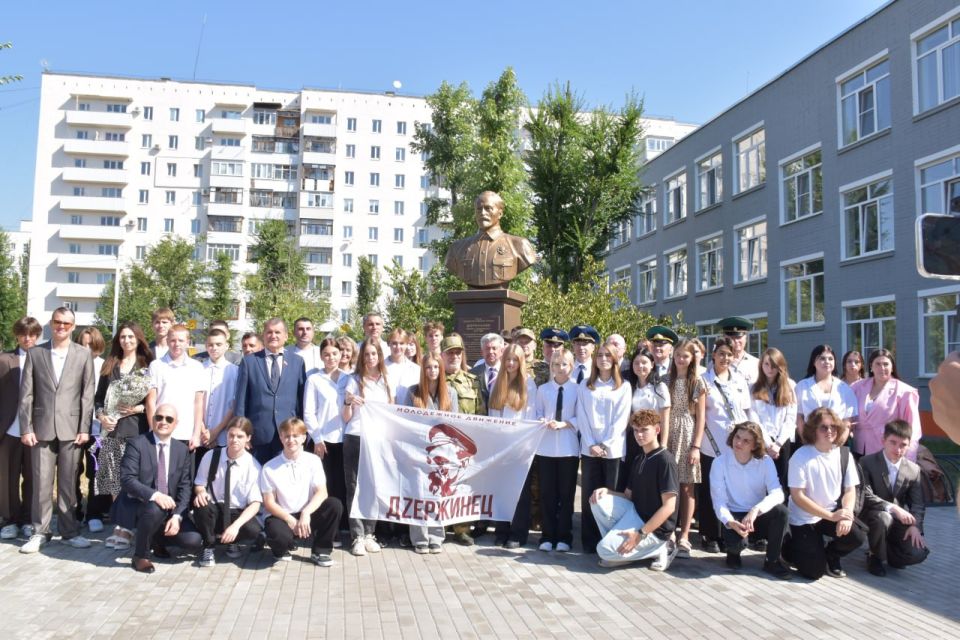 В Северодонецкой школе № 17 торжественно открыт бюст Феликса Эдмундовича Дзержинского