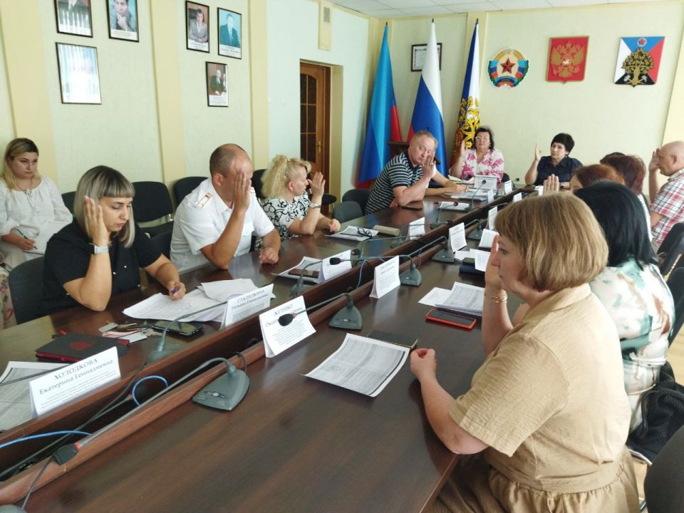 Андрей Рубанцов: Сегодня в Администрации городского округа город Ровеньки состоялось внеочередное заседание городской комиссии по делам несовершеннолетних и защите их прав