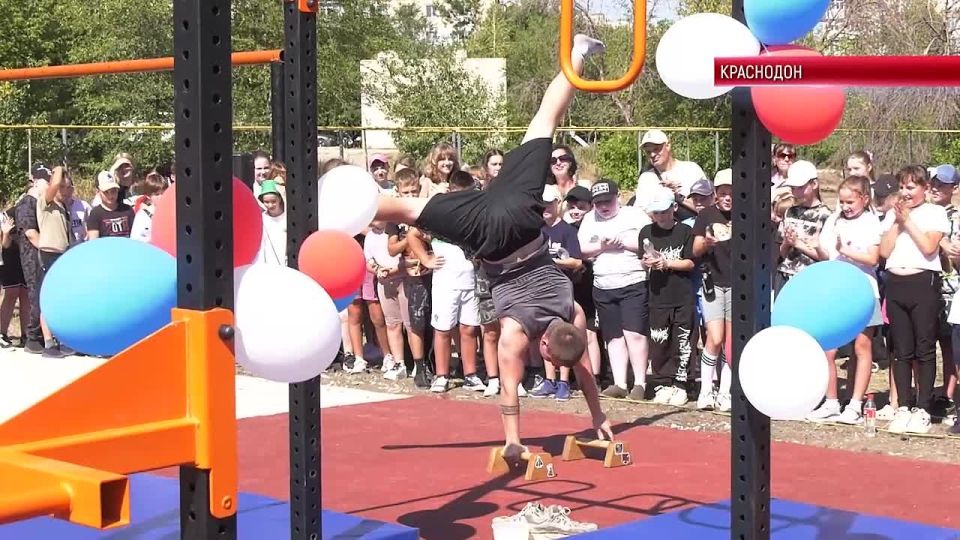 ПОДАРОК ЮНЫМ СПОРТСМЕНАМ. Многофункциональный спортивный кластер открыли в Краснодонской школе № 8. Уникальная площадка объединила несколько зон — от кардио и воркаута до пляжного волейбола ПАВЕЛ СМОЛЯКОВ, ПРЕЗИДЕНТ...