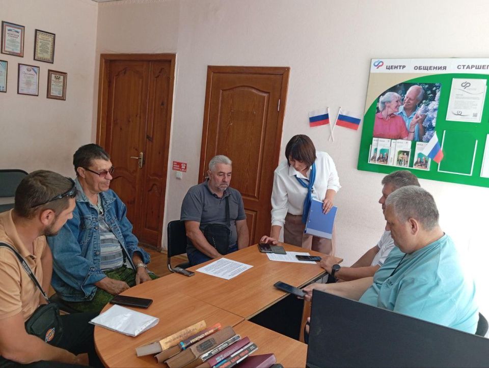Уроки пенсионной грамотности провели в центрах общения старшего поколения Соцфонда России по ЛНР