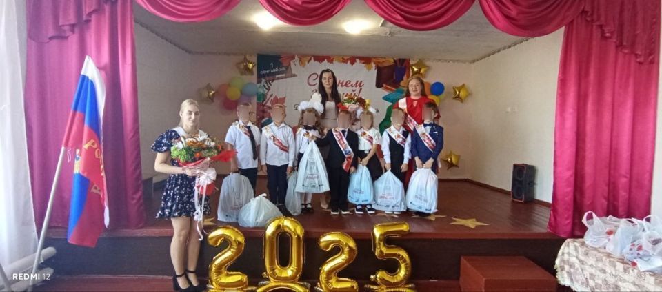 День знаний!. Координатор «Женского движения» Руслана Боярская посетила первоклассников в с. Епифановка Кременского МО, чтобы поздравить их с началом учебного года