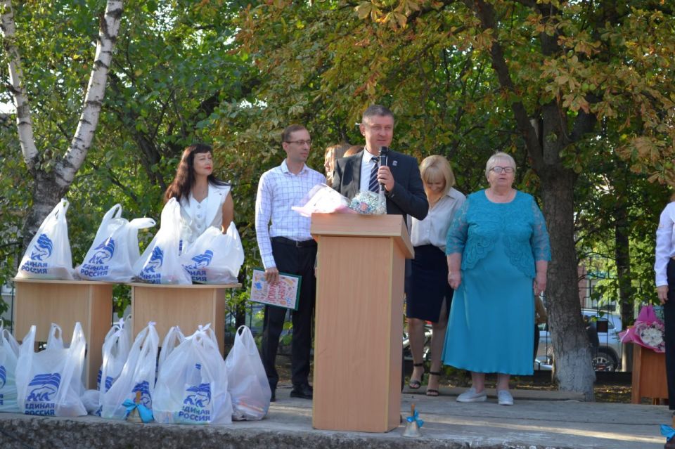 Владимир Чернев: Сегодня наш Старобельский муниципальный округ наполнился особым волнением и радостью — прозвучал первый школьный звонок, возвестивший о начале нового учебного года!