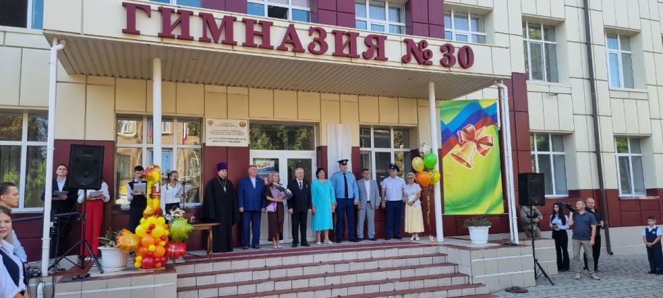 Виктор Водолацкий: Сегодня, рабочий день на территории Луганской Народной Республики начался с торжественной линейки, посвященной Дню Знаний и началу учебного года в гимназии №30 имени Надежды Фесенко в городе Луганске