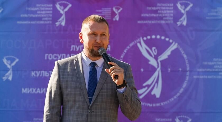 Председатель Народного Совета ЛНР Денис Мирошниченко приехал на торжественную линейку по случаю Дня знаний в Луганской государственной академии культуры и искусств имени Матусовского, выпускником которой он является