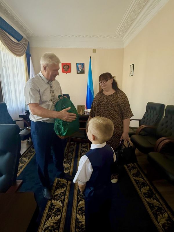 Сергей Козенко: В первый день нового учебного года выполнил приятную и важную миссию —поздравил ученика второго класса Краснодонской городской гимназии Александра Киселева и вручил ему рюкзак с комплектом необходимых для...