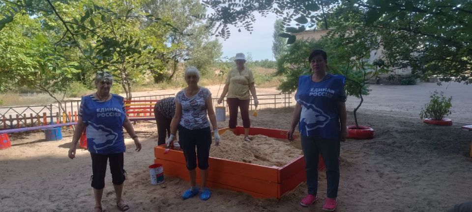 «Единая Россия» в Рубежном продолжает приводить в порядок детские площадки в рамках акции «Яркое детство»