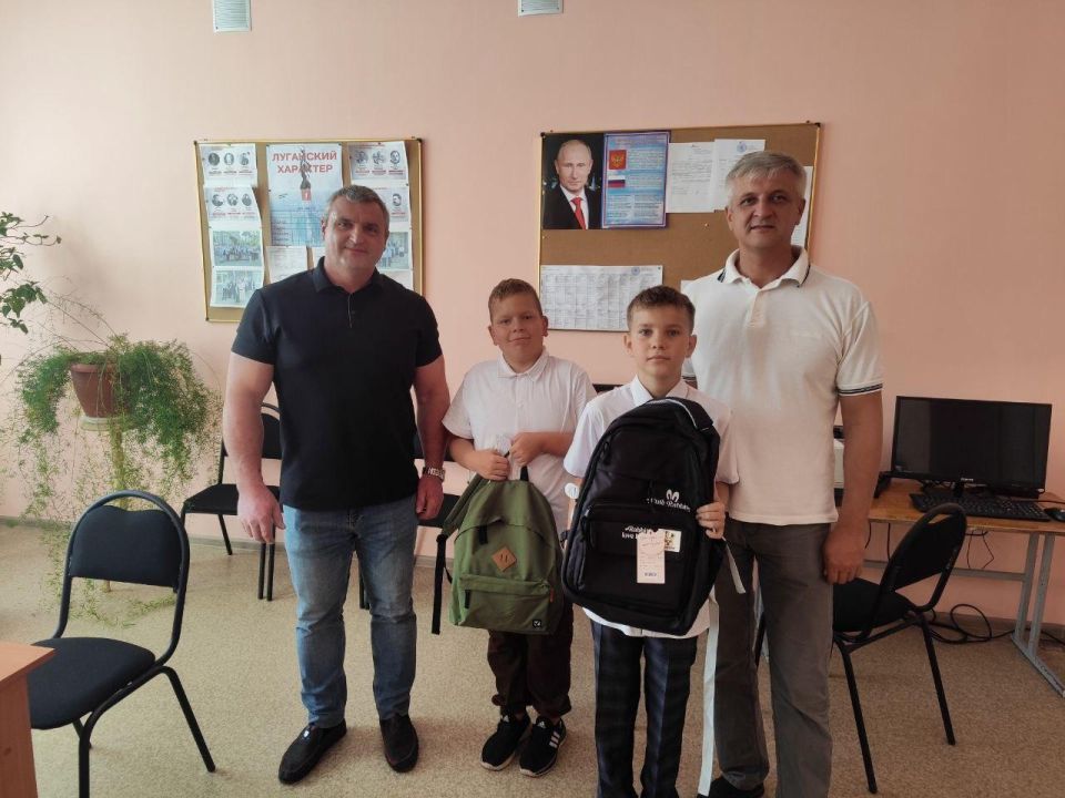 Ко Дню знаний школьники Брянки получили полезные подарки от региона-шефа — школьные рюкзаки со всем необходимым для учебы