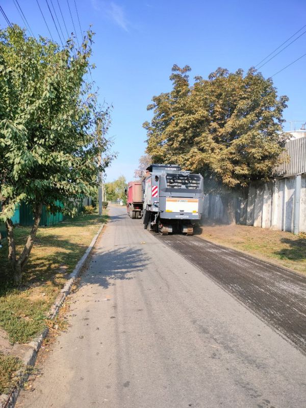 В рамках развития инфраструктуры опорного населенного пункта Меловое, Министерством инфраструктуры и транспорта ведутся работы по ремонту уличной дорожной сети в п. Меловое, протяженностью 2675м., по улицам: