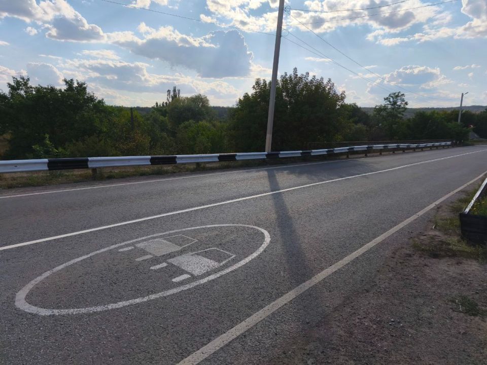 Покрыли свежей краской! Дорога теперь защищена и красива